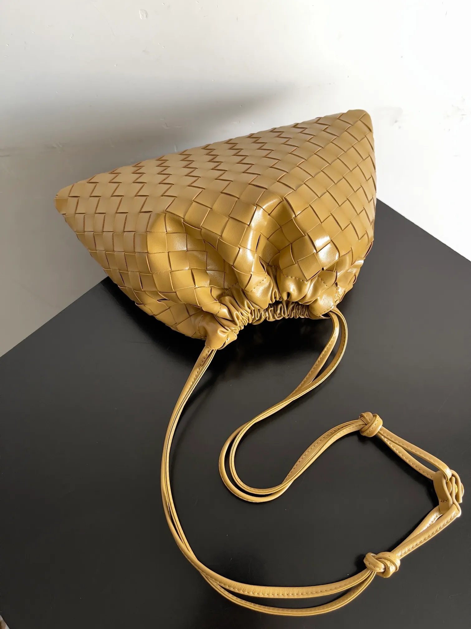 Batch 1560 Armpit bags have become a fashionable item that every girl has in their hands in recent years🛍️. The elegant and simple style has won the love of many people of different ages. However, there is an unavoidable trouble with armpit bags, that is, the capacity is too small, and BOTTEGA VENETA’s new Dustbag Considering people's travel needs, the capacity of garbage bags has been greatly upgraded. Folding umbrellas, water cups, and girls' makeup powder and lipstick can all be accommodated. It is very light and resistant to dirt. Even if you have a lot of things when traveling, it can reduce the burden to a certain extent. The shoulder straps are buckled and can be changed at will. It can be used for hand holding or as the liner of a large bag. After the drawstring is drawn, it looks like a cloud bag. It is very suitable for concave styling when traveling in summer🙋🏻‍♀️ Style number: 796728 Size: 32*23*1cm